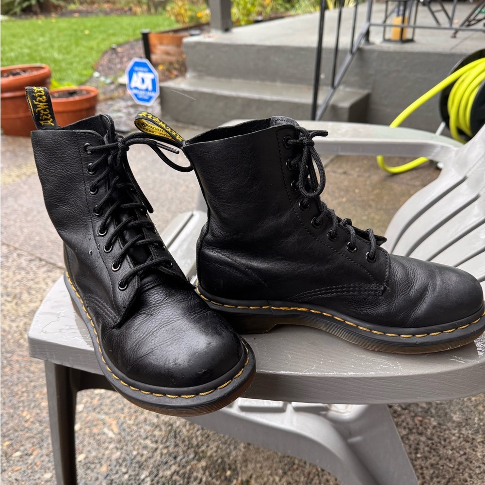 Size 7 Dr. Marten Pascal Virginia Leather Lace Up Boots